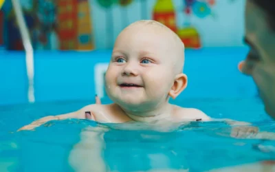 Quel est l&rsquo;Âge Idéal Bébé Nageur ? Guide Complet, Bienfaits et Où Nager à Tours 