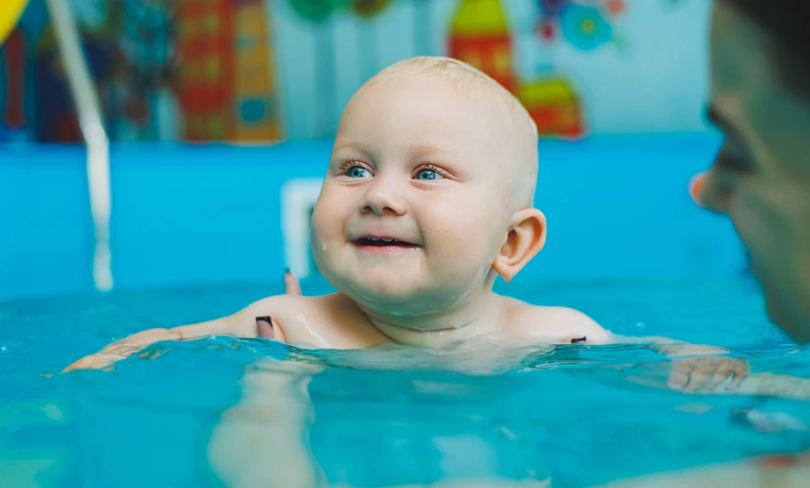 Bébé nageur Tours : tout savoir pour bien démarrer