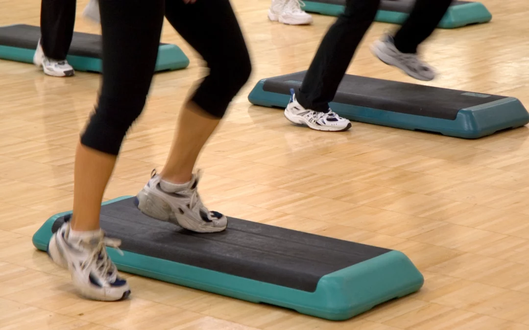 Tout savoir sur la marche Step : un cours cardio complet et accessible