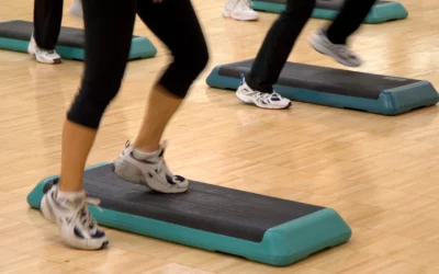Tout savoir sur la marche Step : un cours cardio complet et accessible
